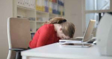 কাজের সময় ঘুম পেলে কীভাবে তাড়াবেন