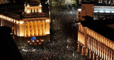 তীব্র আন্দোলনে ইউরোপের আরেক দেশে ঝরে পড়ল সরকার