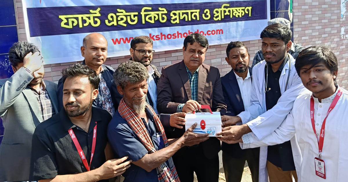 রাজধানীতে রিকশাচালকদের বিনামূল্যে ফার্স্ট এইড কিট বিতরণ
