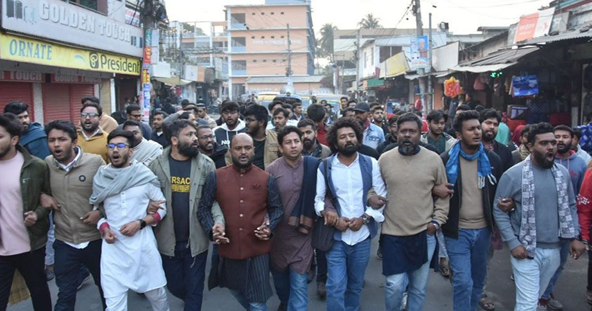 ওসমান হাদির ওপর হামলার প্রতিবাদে বিভিন্ন জেলায় বিক্ষোভ