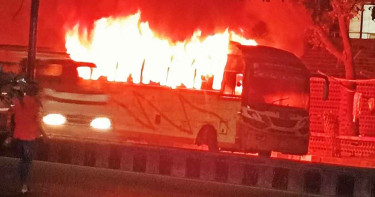 বাড্ডায় চলন্ত বাসে আগুন