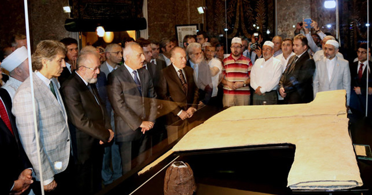 রাসুলুল্লাহ (সা.)-এর প্রিয় পোশাক চাদর ও জুব্বা