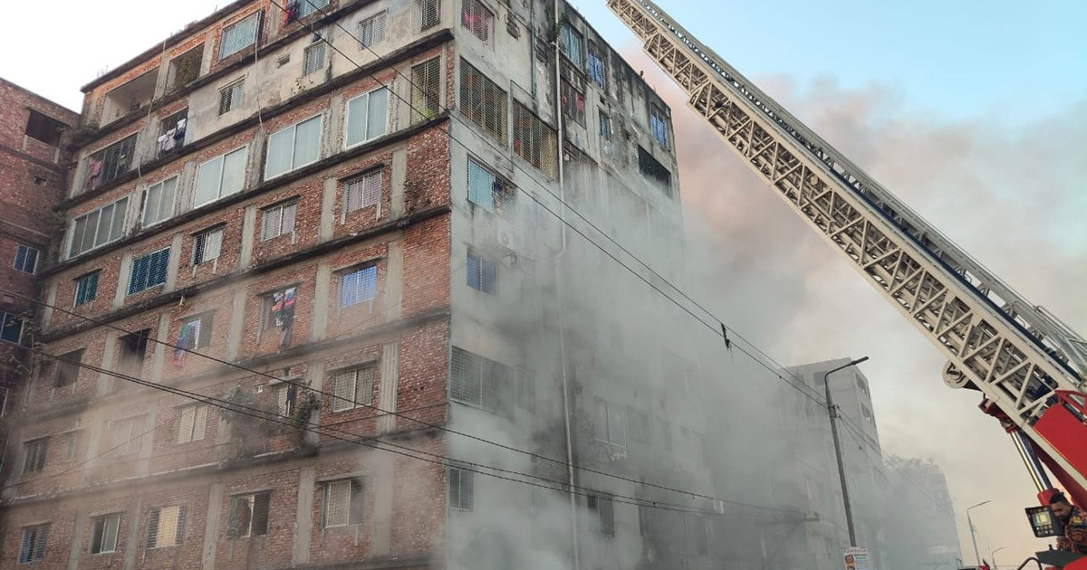 কেরানীগঞ্জে বহুতল ভবনে আগুন, নিয়ন্ত্রণে ১২ ইউনিট