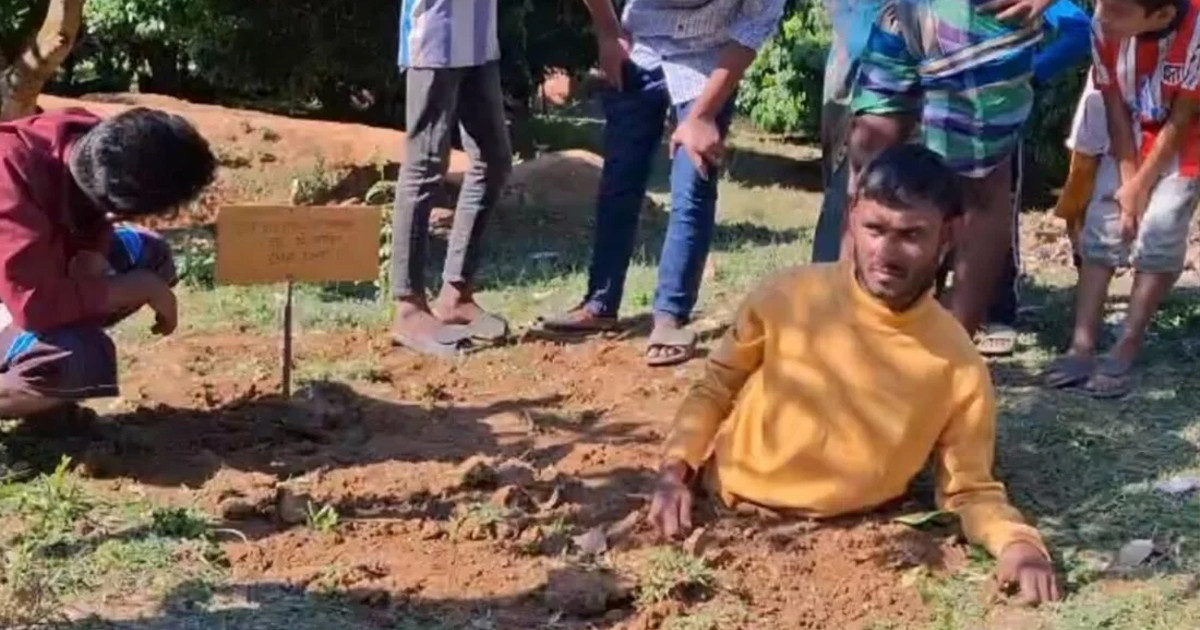 মাকে মারধর করায় ছেলেকে মাটিতে পুঁতে রাখল এলাকাবাসী