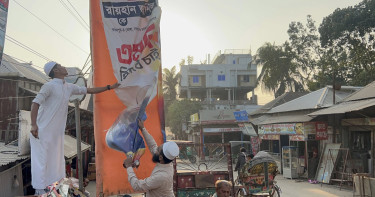 নিজের নির্বাচনী ব্যানার–ফেস্টুন আগুনে পুড়ালেন এমপি প্রার্থী