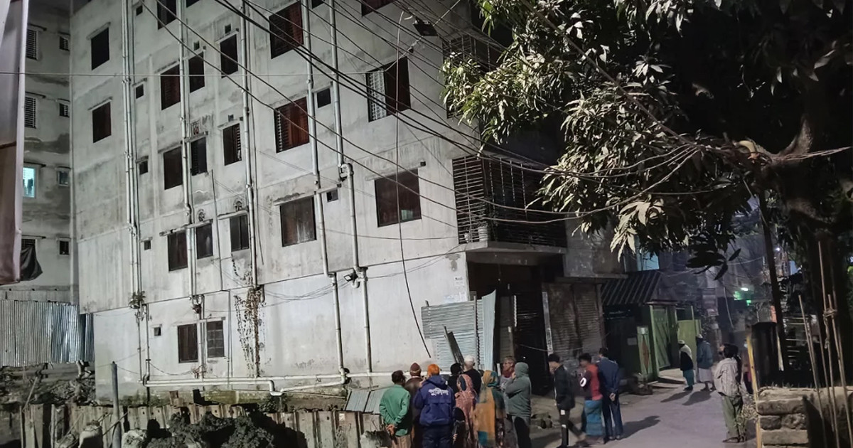 ময়মনসিংহে হেলে পড়েছে ৫ তলা ভবন, সরানো হলো বাসিন্দাদের