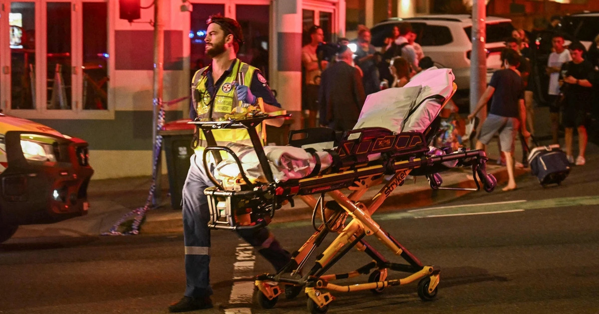 সিডনির সমুদ্রসৈকতে বন্দুকধারীর হামলায় নিহত অন্তত ১২