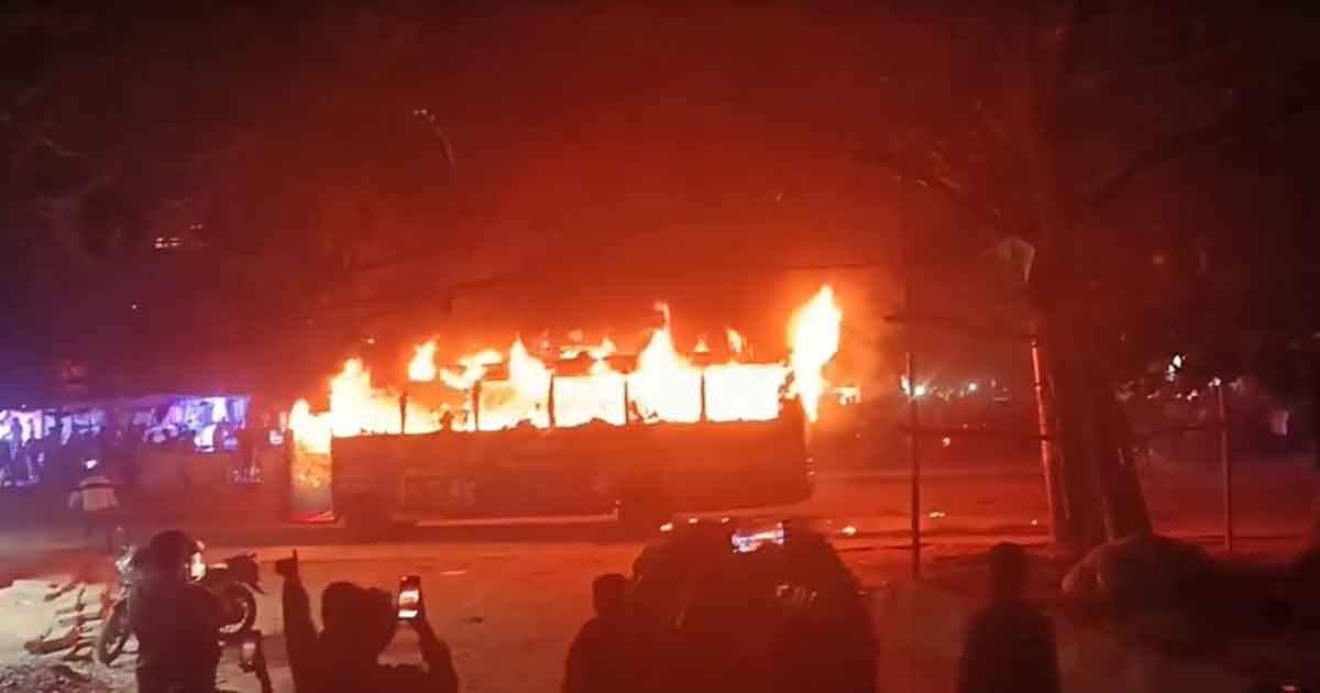 বাড্ডায় বাসে আগুন