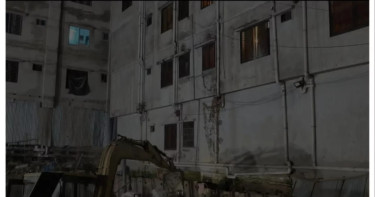 আতঙ্কে হেলে পড়া ভবন ছাড়ছেন ভাড়াটিয়ারা