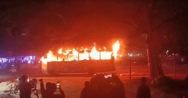 বাড্ডায় বাসে আগুন