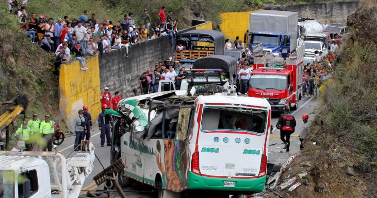কলম্বিয়ায় শিক্ষার্থীদের বাস খাদে পড়ে নিহত ১৭, আহত ২০