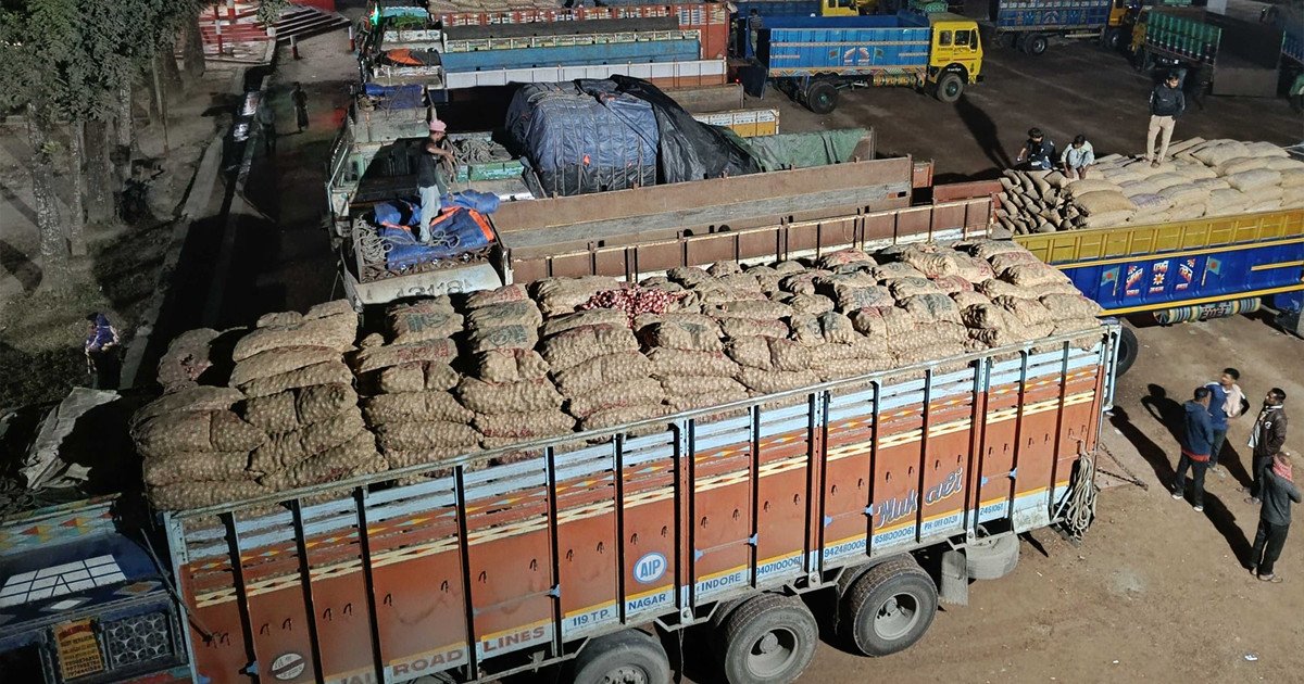 হিলি স্থলবন্দর দিয়ে আসছে ভারতীয় পেঁয়াজ, কমেছে দাম