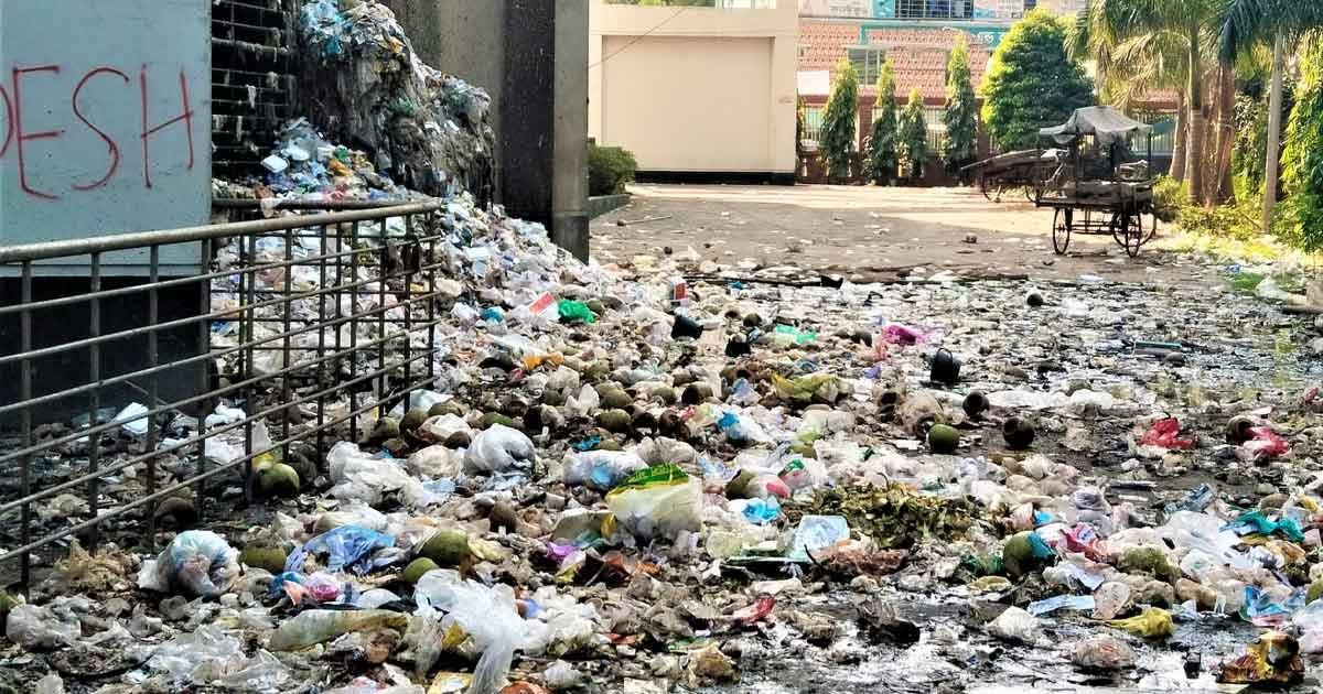 টাঙ্গাইল মেডিকেল কলেজ হাসপাতালের গেইটে ময়লার ভাগাড়!