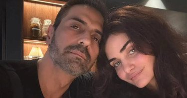 ১৫ বছরের ছোট প্রেমিকার সঙ্গে বাগদান, প্রকাশ্যে যা বললেন অভিনেতা