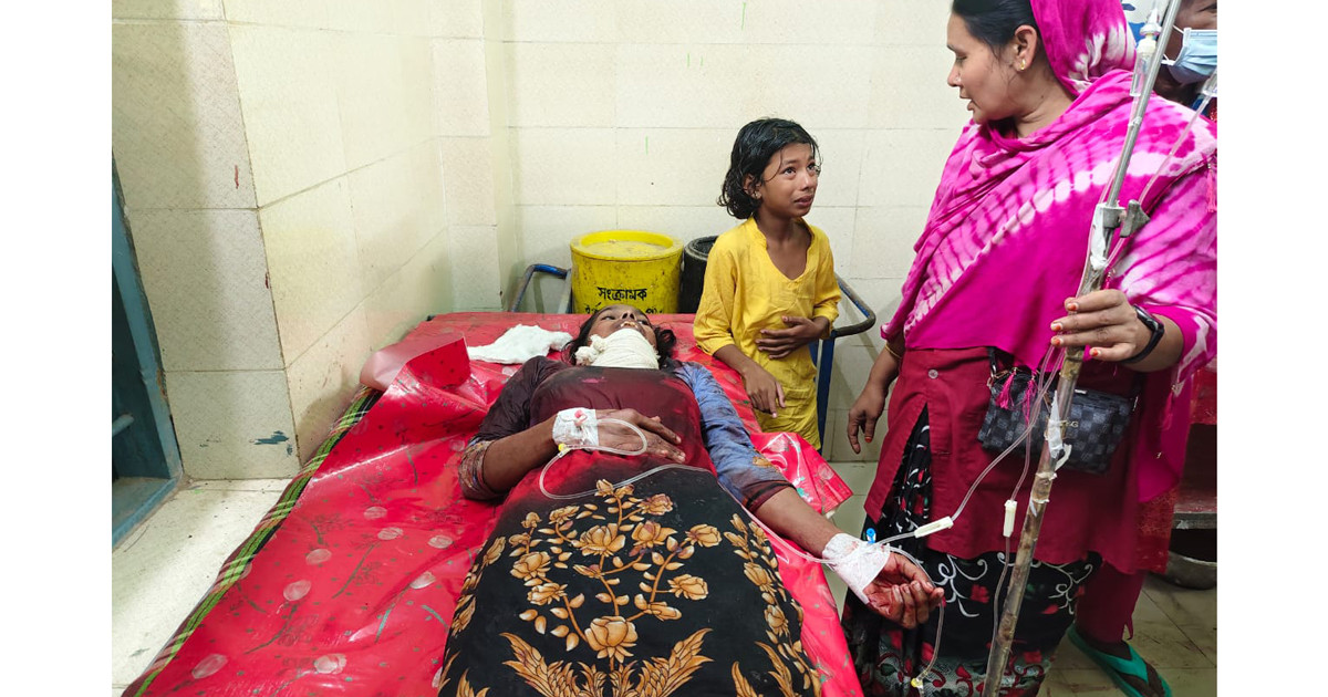 কালীগঞ্জে দুই সন্তানের জননীকে গলা কেটে হত্যার চেষ্টা