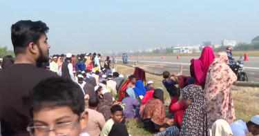 বিজয় দিবসে ‘এয়ার শো’ দেখতে পুরোনো বিমানবন্দরে মানুষের ঢল