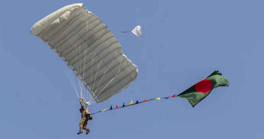 সশস্ত্র বাহিনীর মনোজ্ঞ ফ্লাই পাস্ট, প্যারাজাম্প ও বিশেষ এ্যারোবেটিক প্রদর্শনী