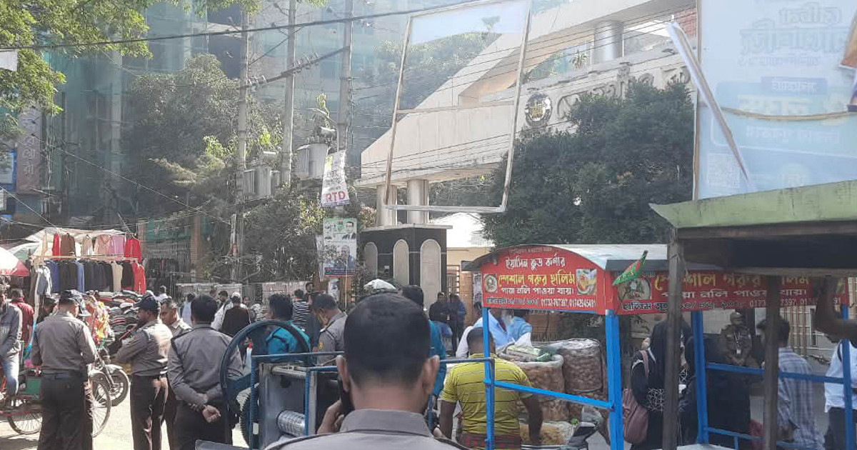 শিক্ষার্থীদের আন্দোলনের ঘোষণায় তেজগাঁও কলেজের সামনে পুলিশ মোতায়েন