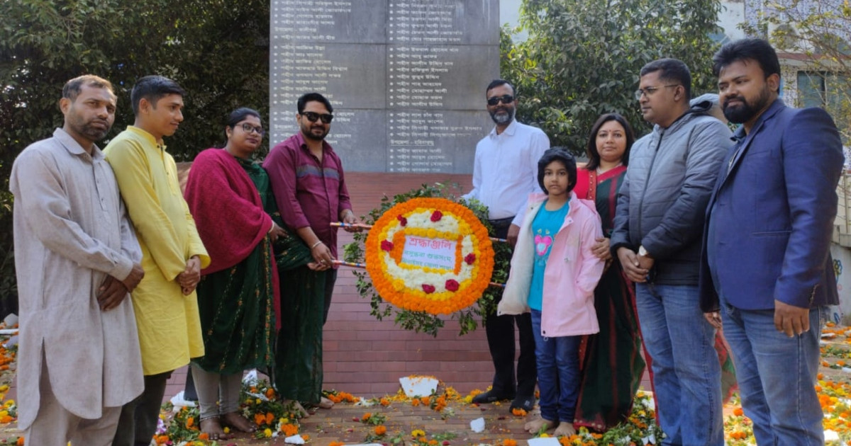 বিজয় দিবসে চরফ্যাশনে বসুন্ধরা শুভসংঘের পক্ষ থেকে পুষ্পস্তবক অর্পণ