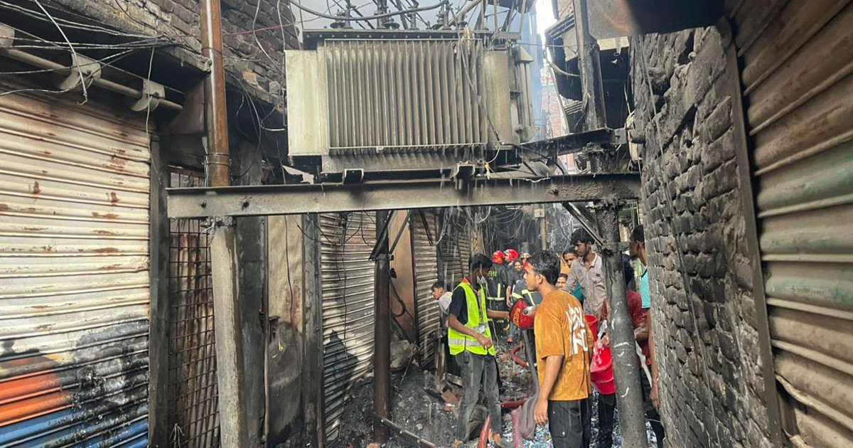 রাজধানীর লালবাগে প্লাস্টিক গুদামে আগুন নিয়ন্ত্রণে
