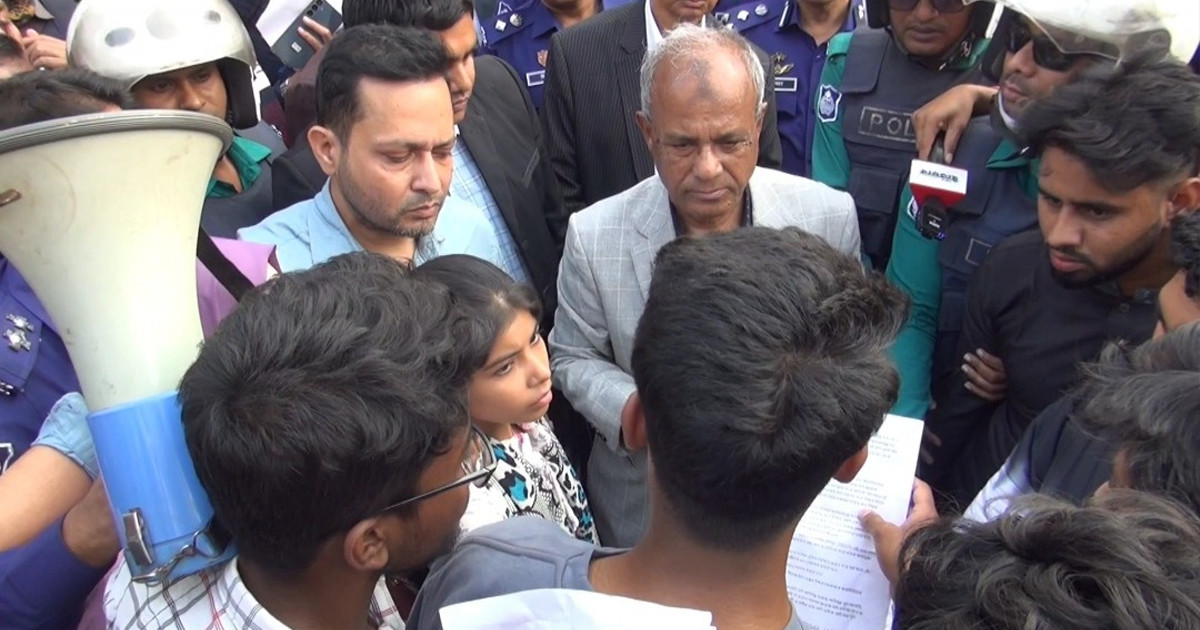 হাদির হামলাকারীর বিচারের দাবিতে স্বরাষ্ট্র উপদেষ্টাকে আটকে শিক্ষার্থীদের বিক্ষোভ