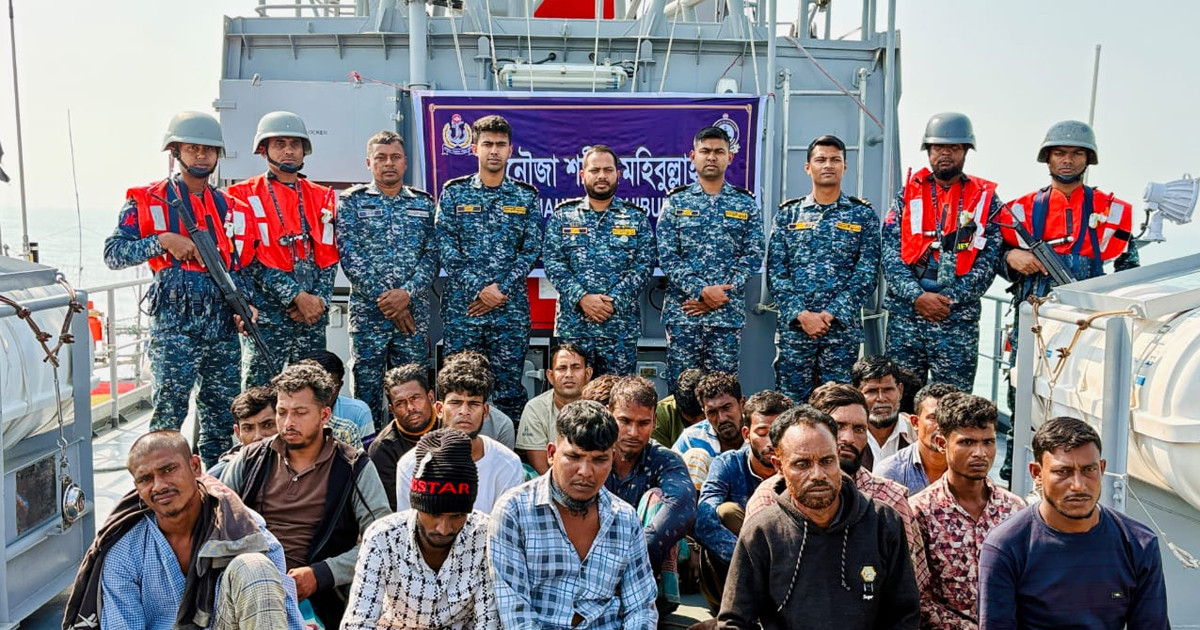 সিমেন্ট বোঝাই দুটি বোটসহ ২৩ জনকে আটক করল নৌবাহিনী