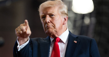 ৭ দেশের নাগরিকদের যুক্তরাষ্ট্রে প্রবেশে নিষেধাজ্ঞা দিল ট্রাম্প প্রশাসন