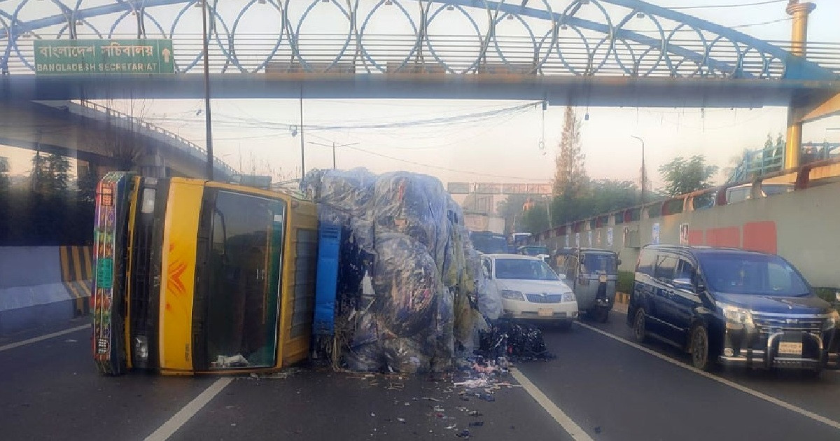 ট্রাক উল্টে এয়ারপোর্ট রোডে তীব্র যানজট