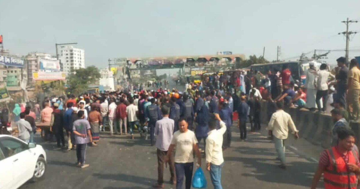 বকেয়া বেতন–ভাতা পরিশোধ না করে গার্মেন্টস বন্ধের প্রতিবাদে মহাসড়ক অবরোধ