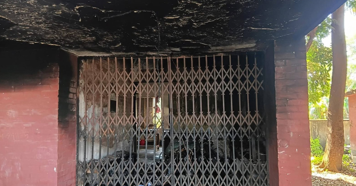 ফেনীতে গ্রামীণ ব্যাংকের কার্যালয়ে আগুন