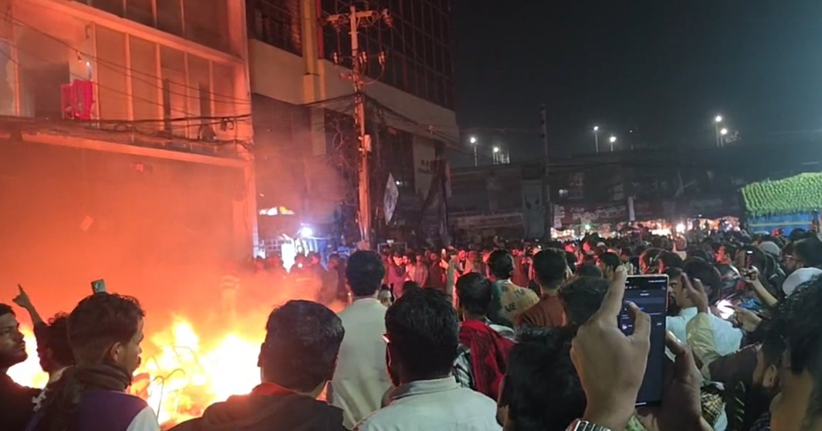 প্রথম আলো কার্যালয়ে ব্যাপক হামলা-ভাঙচুর ও আগুন