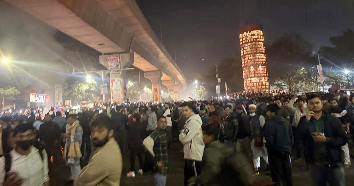 মাঝরাতেও উত্তাল শাহবাগ: বুয়েট শিক্ষার্থীদের মিছিল, বাড়ছে বিক্ষোভকারী