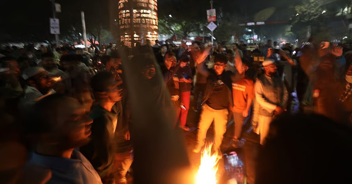 রাত পেরিয়ে ভোর, তবু রাস্তায় শোকার্ত ছাত্র-জনতা