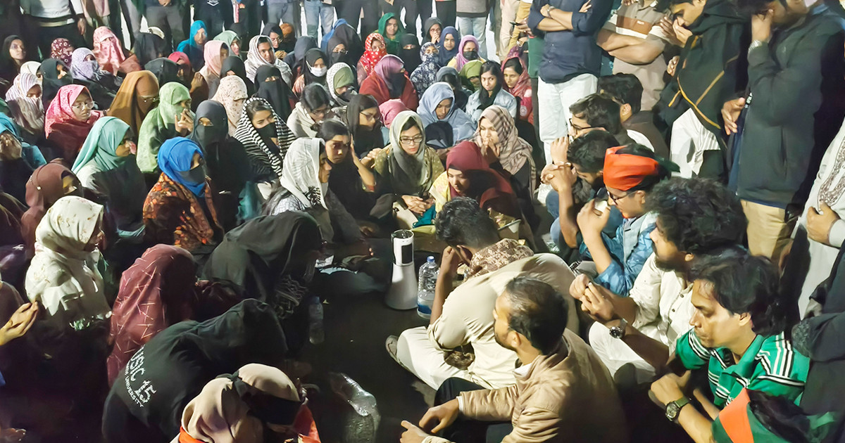 হাদির জন্য মোনাজাতে কান্নায় ভেঙে পড়েন জবি শিক্ষার্থীরা