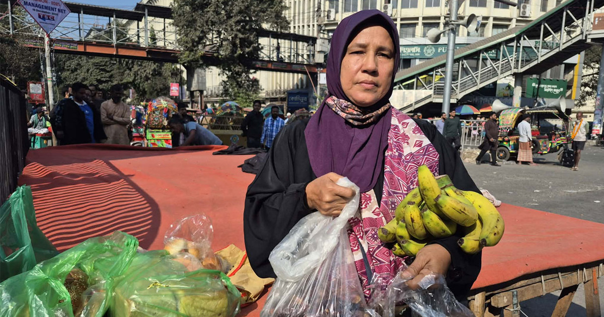 বিক্ষোভকারীদের জন্য কলা-পাউরুটি নিয়ে শাহবাগে গৃহিণী রাশিদা