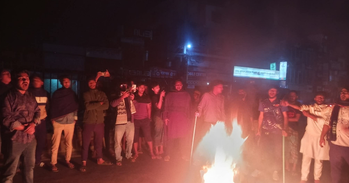 হাদির মৃত্যু: গভীর রাতে নোয়াখালীতে সড়কে আগুন জ্বালিয়ে বিক্ষোভ