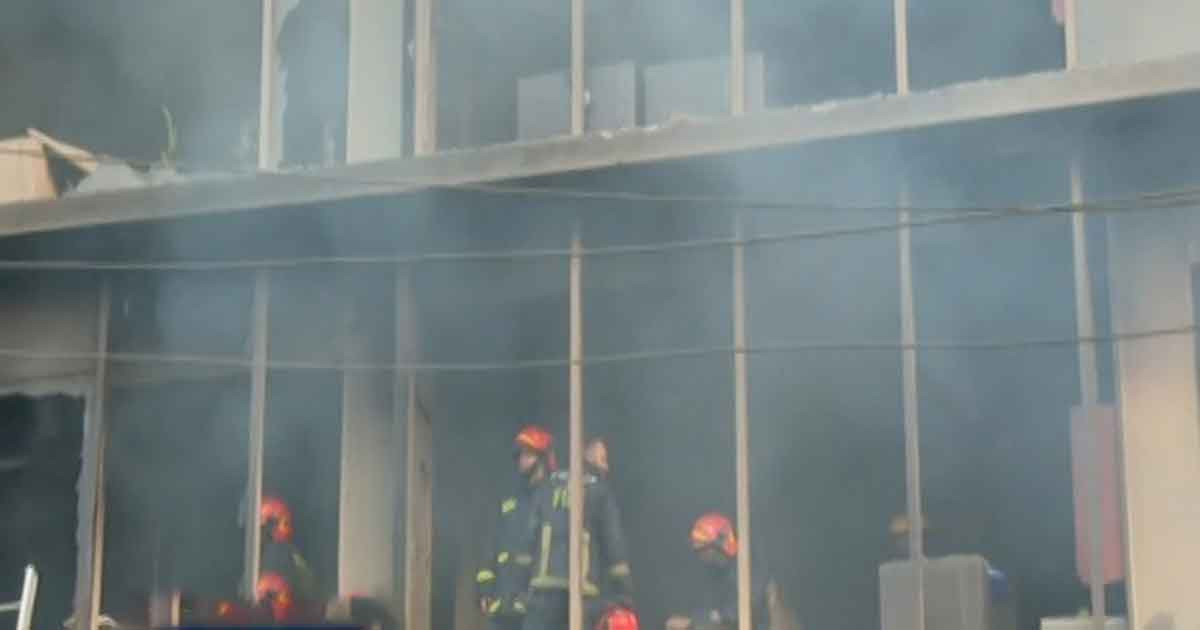 প্রথম আলোর অফিসে আগুন নেভাতে গিয়ে দুই ফায়ার সার্ভিস কর্মী বিদ্যুৎস্পৃষ্ট