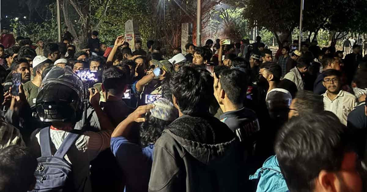 ‘আমি কে? তুমি কে? হাদি হাদি’, ছাত্র-জনতার স্লোগানে মুখর ধানমন্ডি ৩২ নম্বর