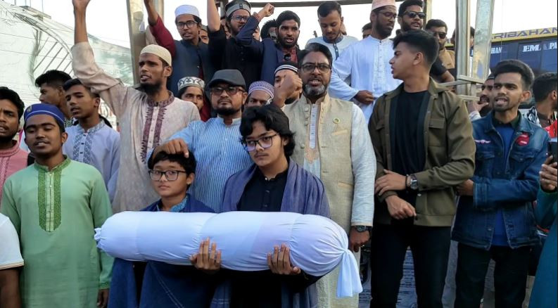 হাদি হত্যার প্রতিবাদে পিরোজপুরে কফিন মিছিল