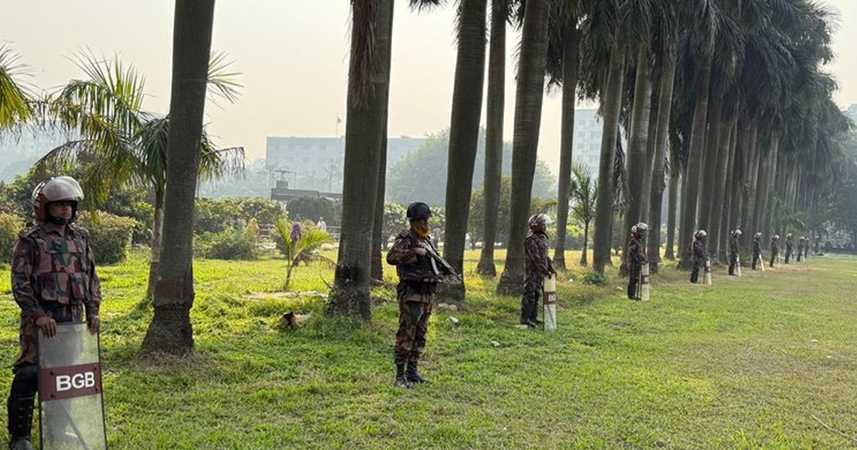 নিরাপত্তার চাদরে মোড়ানো সংসদ ভবন এলাকা
