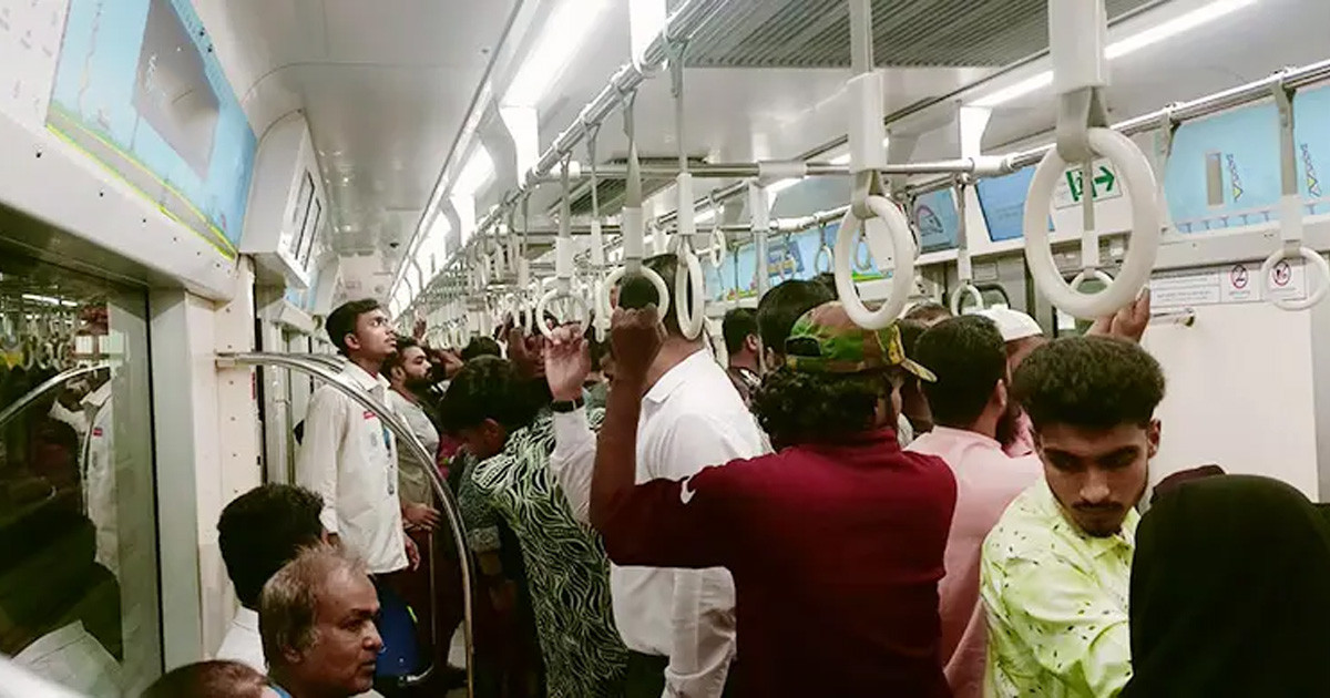 ওসমান হাদির জানাজায় যোগ দিতে মেট্রো স্টেশনগুলোয় জনস্রোত