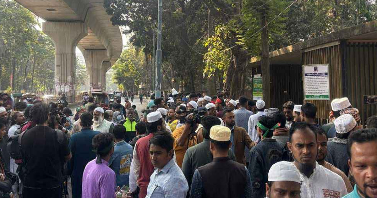 একনজর হাদির কবরস্থান দেখতে জনতার ভিড়