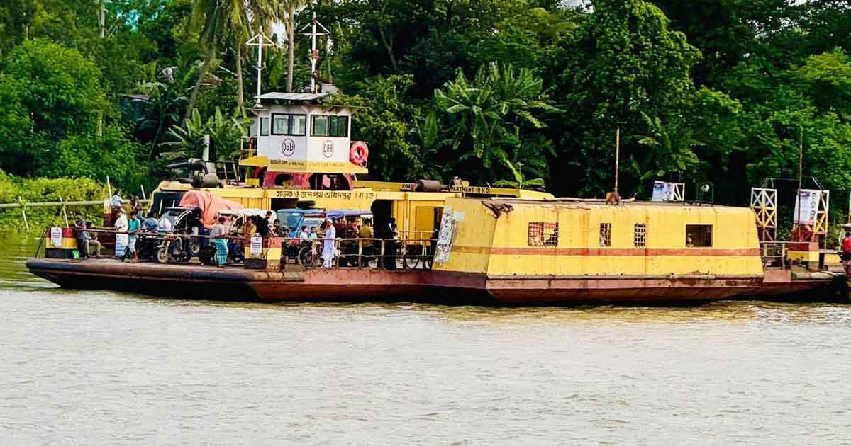 নারায়ণগঞ্জে ফেরি থেকে পড়ে গেছে ট্রাকসহ কয়েকটি যানবাহন, নিখোঁজ ১