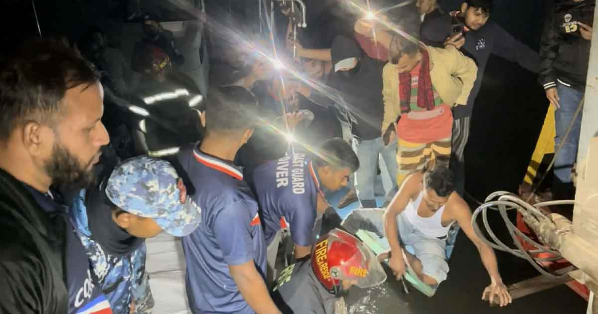 ফেরি থেকে ট্রাকসহ পাঁচ যানবাহন নদীতে, তিন মরদেহ উদ্ধার