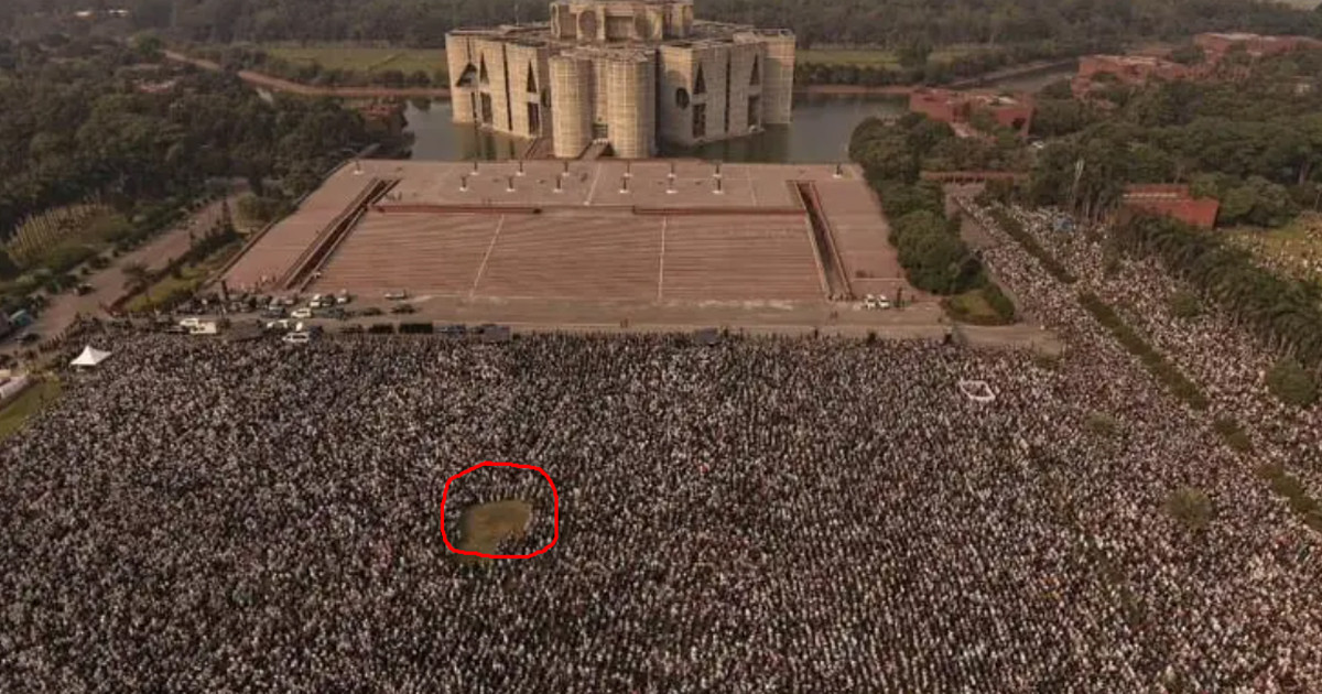 এত মানুষের ভেতরেও জায়গাটি খালি ছিল কেন?