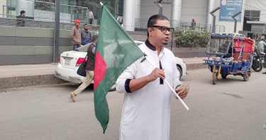 হাতে কালো গোলাপ নিয়ে ভারতীয় দূতাবাসের দিকে এগিয়ে যাচ্ছেন রাশেদ প্রধান