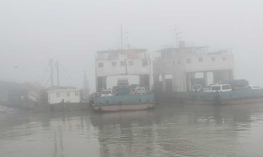 ঘন কুয়াশায় দৌলতদিয়া-পাটুরিয়া ফেরি চলাচল বন্ধ