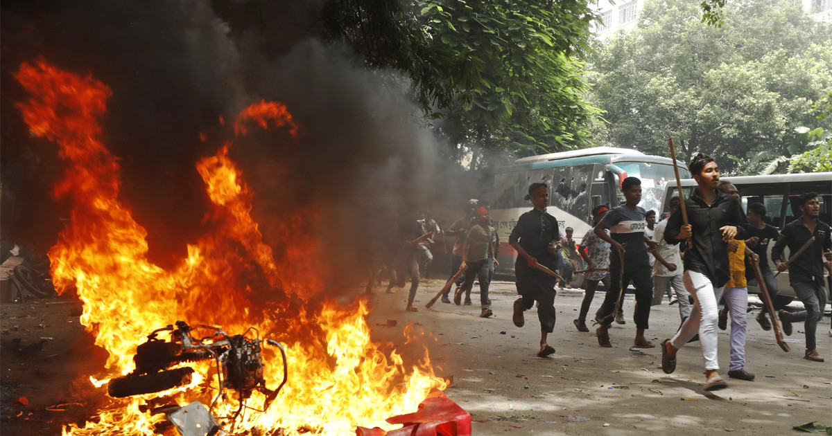 হিংস্র হয়ে উঠছে মানুষ