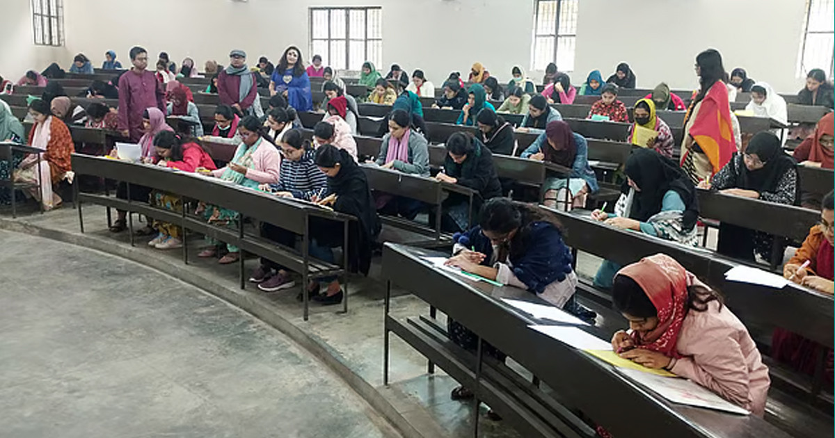 জাবিতে 'বি' ইউনিটে ভর্তি পরীক্ষা শুরু, প্রতি আসনে লড়ছেন ৬৩ জন