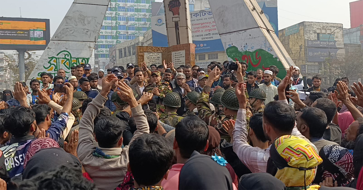 নারায়ণগঞ্জে সড়ক অবরোধ, গার্মেন্টস শ্রমিকদের বিক্ষোভ